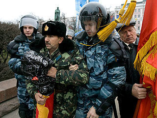 В Москве разогнан митинг генералов в отставке, организованный "Союзом советских офицеров". Акция проходила на Пушкинской площади