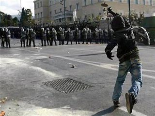 Треть греков оправдывает разрушения в ходе массовых беспорядков истекающей недели, две трети их не приемлет, свидетельствует опрос общественного мнения, обнародованный в воскресенье