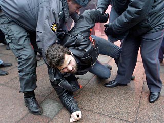 В Санкт-Петербурге задержан 61 человек при попытке провести несанкционированный митинг у станции метро "Гостиный двор" и шествие по Невскому проспекту