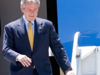 Президент США Джордж Буш, посетивший в воскресенье с однодневным прощальным визитом Ирак, отправился оттуда в Афганистан. Самолет американского лидера приземлился сегодня рано утром по местному времени на авиабазе Баграм под Кабулом