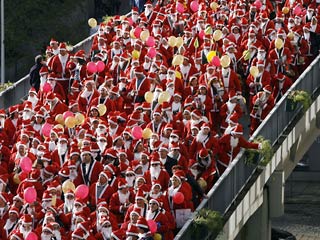 Более 14000 человек одетых в костюмы Санта-Клауса прошли по улицам португальского города Порто, чтобы попытаться установить новый мировой рекорд по крупнейшему собранию Санта-Клаусов