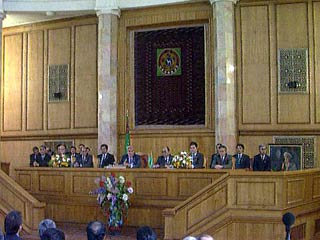 Завершающий работу парламент Туркмении на последнем заседании принял закон о новом гимне страны