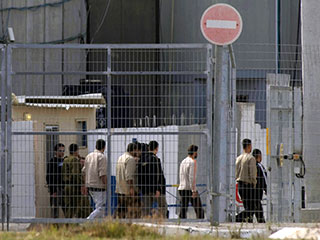 Израиль в понедельник досрочно выпустил на свободу 227 палестинских заключенных, осужденных судом за террористическую деятельность и другие преступления