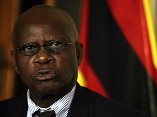 Министр юстиции Зимбабве Патрик Чинамаса обвинил власти соседней Ботсваны в заговоре с целью свержения президента Роберта Мугабе