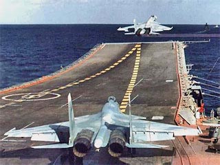 Российские палубные истребители Су-33 во вторник выполнили полеты в Средиземном море с борта тяжелого авианесущего крейсера "Адмирал Кузнецов"