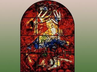Среди самых известных произведений Шагала - витражи в христианских и иудейских домах молитвы