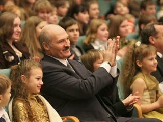 Запрет Александра Лукашенко на поезди белорусских детей в западные страны связан с его стремлением разорвать связь между его страной и катастрофой Чернобыля