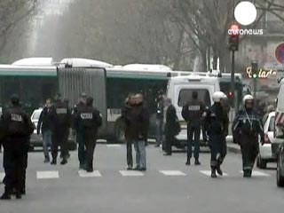 Террористы, заложившие пять взрывных устройств в крупнейший парижский универмаг Printemps, требуют вывода французских войск из Афганистана