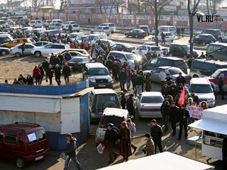 В минувшие выходные на улицы российских городов вышли тысячи человек с акциями протеста против изменения правил ввоза иномарок