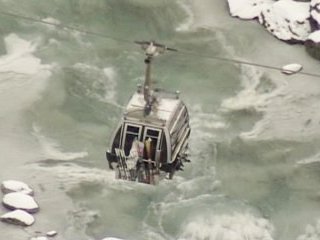 Опорная башня канатной дороги Excalibur в окрестностях горнолыжного курорта Уистлер обломилась по не выясненным пока причинам. Одна из кабин зависла над горным ручьем Фитцсиммонс-Крик