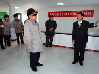 Лидер КНДР Ким Чен Ир, о тяжелой болезни и даже смерти которого в последнее время ходят активные слухи, снова, по данным северокорейских новостных агентств, появился на публике. 