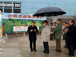 Северокорейское агентство ЦТАК распространило в четверг новые фотографии, на которых изображен лидер КНДР Ким Чен Ир, посещающий сталелитейную фабрику на севере страны, недалеко от границы с Китаем
