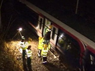 В английском графстве Чешир произошло столкновение сразу двух пассажирских поездов с одной автомашиной, оказавшейся на железнодорожных путях