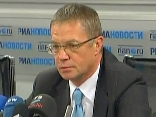 "Идти на сокращение заработных плат в этом году нецелесообразно как с юридической точки зрения, так и с точки зрения подписанных и взятых на себя клубами обязательств", - заявил Медведев
