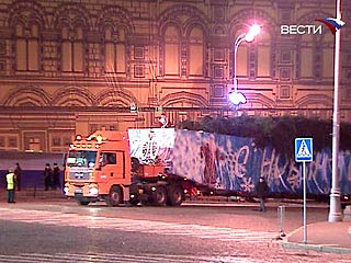 На площадь лесную красавицу привез специальный тягач-лесовоз с надписью "Кремлевская елка - 2009". Машина въехала через Спасские ворота, которые в обычные дни закрыты для проезда автотранспорта