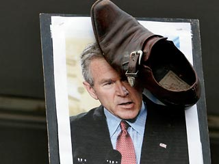 Обувная фабрика, сшившая "ботинки Буша", завалена сотнями тысяч заказов со всего мира