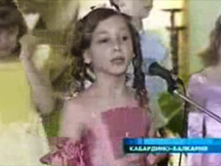 Победитель "Евровидения" Дима Билан решил вывести на сцену свою 13-летнюю сестру Аню, которая тоже мечтает стать певицей