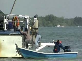 Следовавшее из Нигерии в Камерун судно Ashuka, на борту которого находилось примерно 400 пассажиров, подверглось нападению десяти пиратов