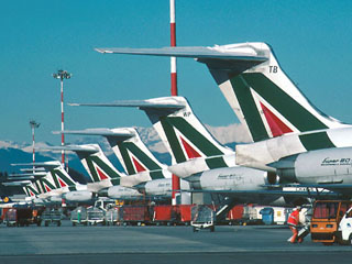 Сотни пассажиров не могут вылететь из римского аэропорта Фьюмичино из-за забастовки обслуживающего персонала итальянской авиакомпании Alitalia