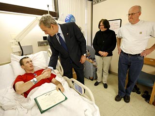 В последние семь лет президент США Джордж Буш и вице-президент Дик Чейни втайне от журналистов и публики утешали тысячи людей, пострадавших в результате войн в Афганистане и Ираке
