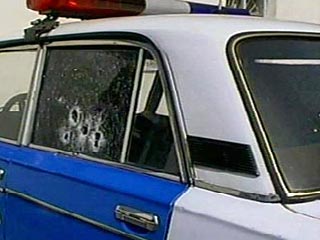 В ингушском Маглобеке в ночь на среду неизвестные открыли стрельбу по легковому автомобилю с милиционерами и ранили двоих местных жителей, мужчину и женщину, которые ехали в автомобиле следом