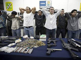 Армия Мексики провела несколько успешных военных операций, и теперь наркокартели пытаются компенсировать свои потери за счет зверских расправ над полицейскими и солдатами, отмечает издание