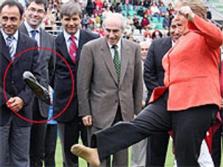 На церемонии открытия стадиона глава чилийского государства решила показать свои навыки игры в футбол, попытавшись забить мяч в ворота. Однако цели достиг не мяч, а туфля Бачелет, соскочившая с ее ноги