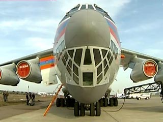 В четверг утром в Санкт-Петербург прибыл транспортный самолет МЧС Ил-76, которым доставлены тела шестерых россиян, погибших в ДТП в Египте