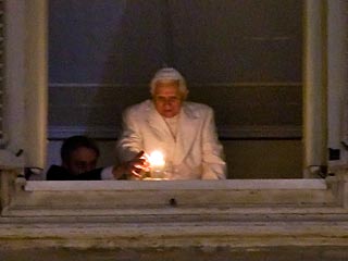 C наступлением темноты, понтифик зажег свечу в окне своего рабочего кабинета и тут же озарились светом рождественские ясли (вертеп) на площади Святого Петра