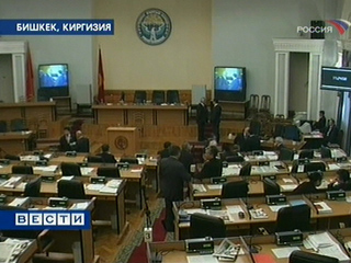 Теперь, согласно поправкам, при исполнении гимна страны граждане Киргизии должны будут в обязательном порядке вставать и прикладывать при этом правую руку "к левой стороне груди"