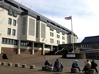 Королевский суд города Мейдстон в графстве Кент начал разбирательство в отношении 34-летнего Стефана Бургеса, который обвиняется в изнасиловании школьницы