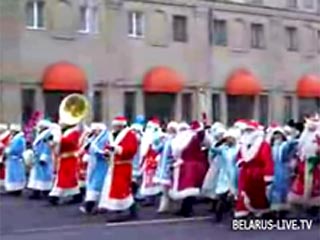 Под веселые марши вслед за трактором проследовали около тысячи рядовых Дедов Морозов и их внучек Снегурочек