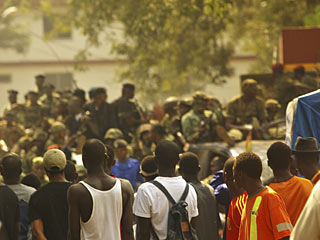 Гвинейские путчисты объявили по радио и телевидению приказ явиться в течение 24 часов начиная с вечера среды в военный лагерь всем членам правительства и генералам