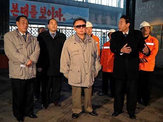 Северокорейский лидер Ким Чен Ир, чью дееспособность власти стараются всячески демонстрировать на фоне слухов о его серьезной болезни, посетил сталелитейное предприятие "Чхоллима" близ столицы страны Пхеньяна