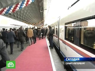 В Санкт-Петербурге представили новый скоростной поезд "Сапсан", который начнет с декабря 2009 года курсировать между двумя столицам