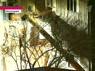 Первый заместитель министра труда и социальной политики Украины Павел Розенко заверяет, что люди, лишившиеся жилья в результате взрыва пятиэтажного дома в Евпатории, смогут уже в понедельник получить новые квартиры