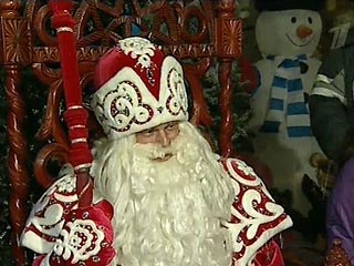 Главный Дед Мороз России прибыл в субботу в Петербург и зажег главную елку северной столицы