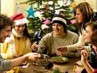 Психологи советуют проводить новогодние праздники дома: россияне не возражают