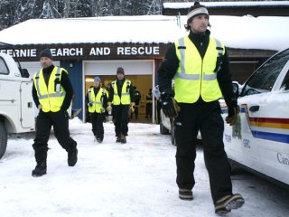 Поисково-спасательная группа обнаружила в понедельник вечером тела семерых погибших под лавинами в районе канадского местечка Ферни (провинция Британская Колумбия)