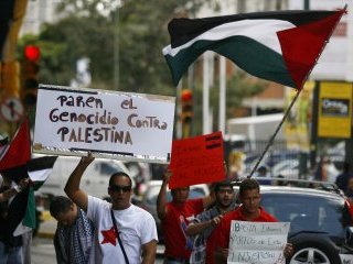 Второй день подряд у посольства Израиля в Венесуэле проходят демонстрации протеста против бомбардировок израильской авиацией сектора Газа