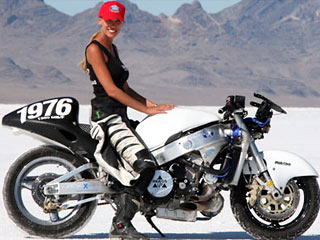 Лесли Портерфилд из Далласа незадолго до Нового года получила официальный статус "самой быстрой мотоциклистки Соединенных Штатов Америки"