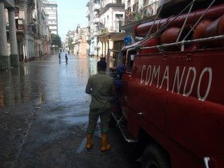 Серьезный пожар произошел в одном из крупных и популярных в столице Кубы супермаркетов "Ла-Пунтилья" в районе Мирамар, где расположены многочисленные представительства иностранных посольств и компаний