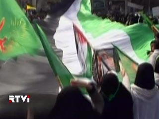 Иранские демонстранты водрузили на британское посольство в Тегеране флаг Палестины