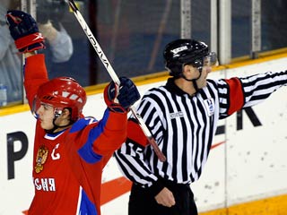 Российская сборная до трех игр продлила победную серию на хоккейном чемпионате мира среди молодежных команд в Канаде, разгромив сборную Словакии со счетом 8:1