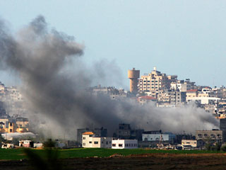 По утверждению палестинских источников, израильские вооруженные силы совершили авианалет на 15 домов активистов палестинской террористической организации ХАМАС