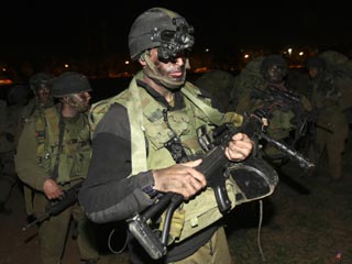 Спустя неделю после начала воздушных ударов по объектам группировки "Хамас" израильские войска начали наземную операцию в секторе Газа