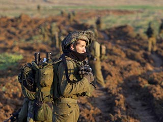 Израильские войска разделили в воскресенье надвое сектор Газа, дойдя в центре анклава от восточной границы до побережья Средиземного моря