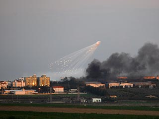 Тем временем, поступают сообщения о том, что израильская армия блокировала административный центр сектора - город Газа