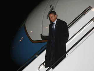 Избранный президент США Барак Обама во второй половине дня в воскресенье прибыл из Чикаго в Вашингтон