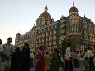 Индия в понедельник передала Пакистану доказательства причастности пакистанцев к нападению террористов на Мумбаи, заявил глава МИД Индии Пранаб Мукерджи